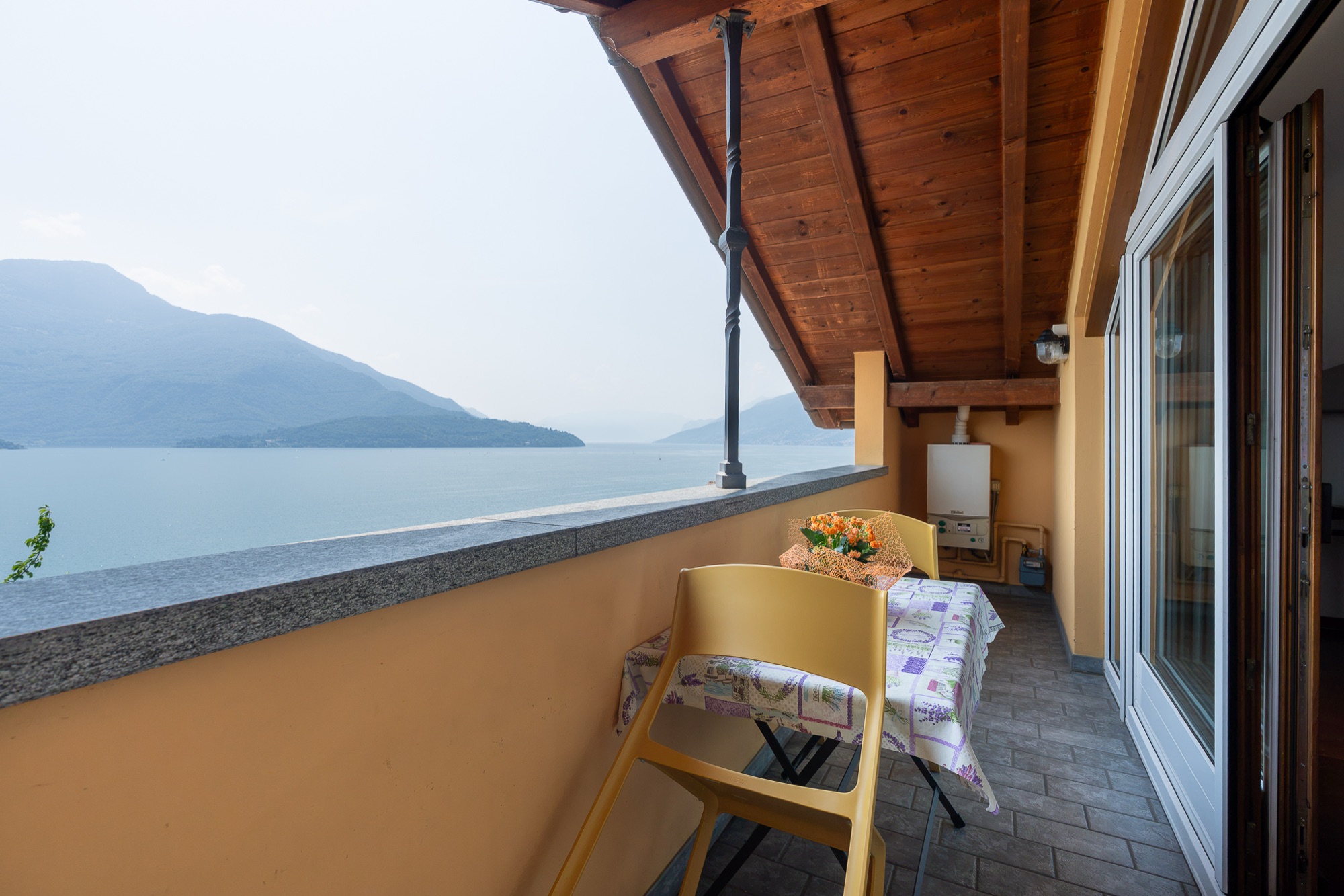 Balcone di Casa La Becca con vista aperta sul Lago di Como e le montagne