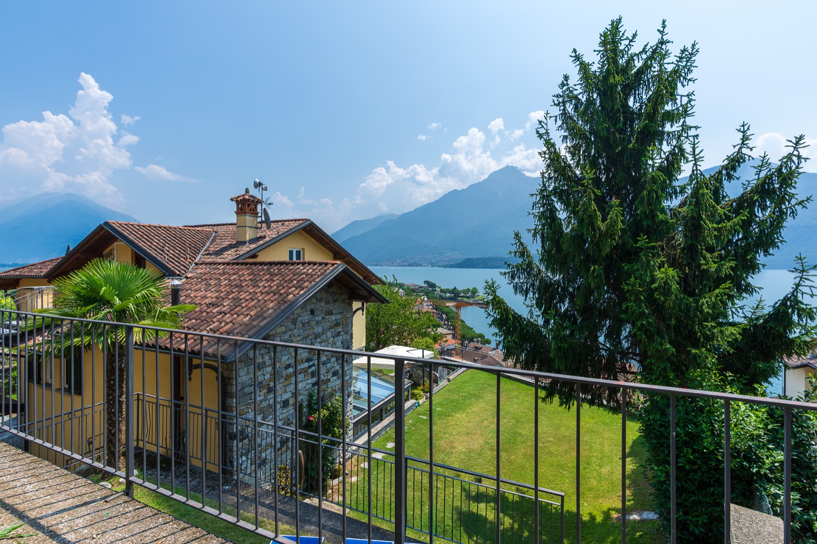 Vista sul lago e sui monti dal terrazzo comune