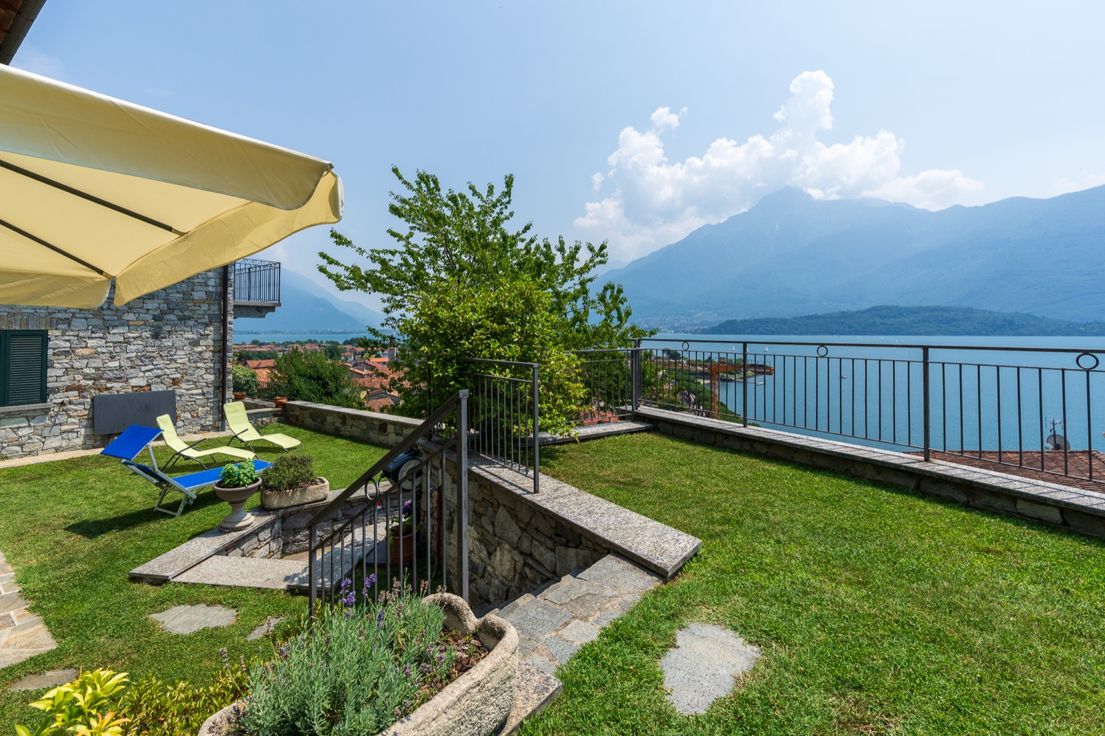 Giardino terrazzato con vista sul lago e sulle montagne
