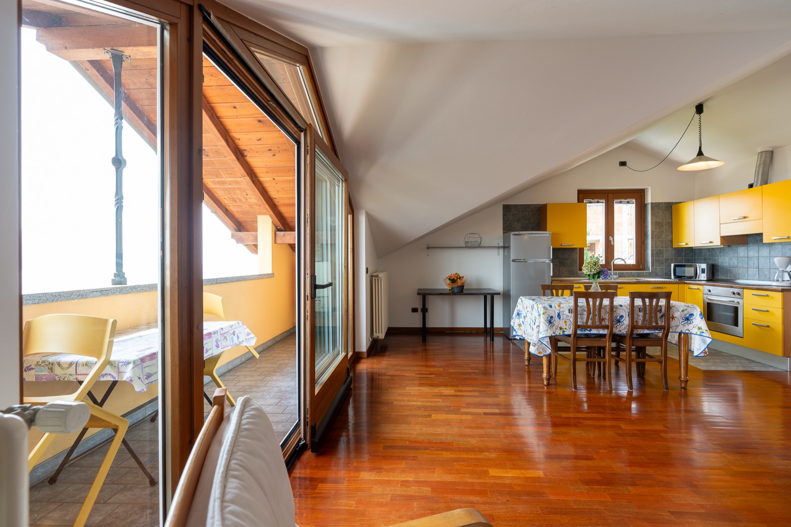 Vetrate in legno verso la terrazza e la cucina